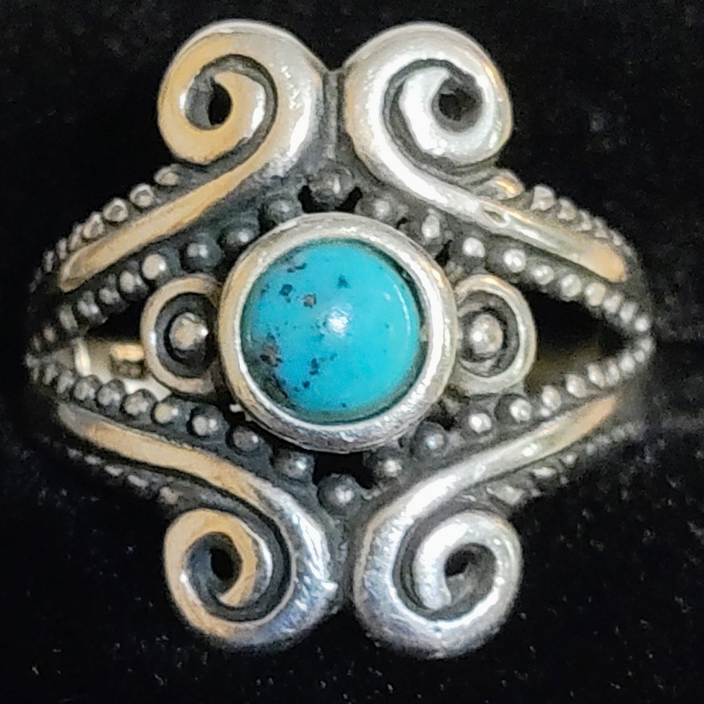 Round Turquoise center stone set in Silver size 6